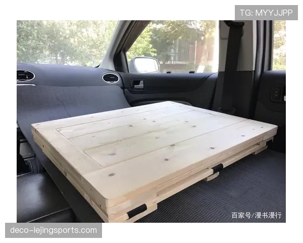 邹敬园家里摆满奖杯，自己睡折叠床？